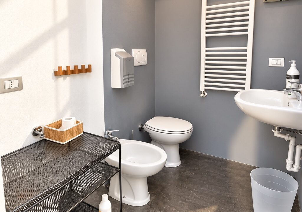 Bagno moderno minimalista in grigio e legno