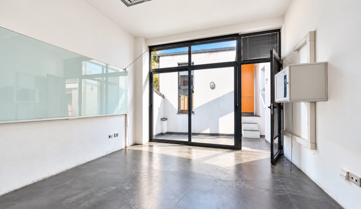 Interno moderno con patio soleggiato