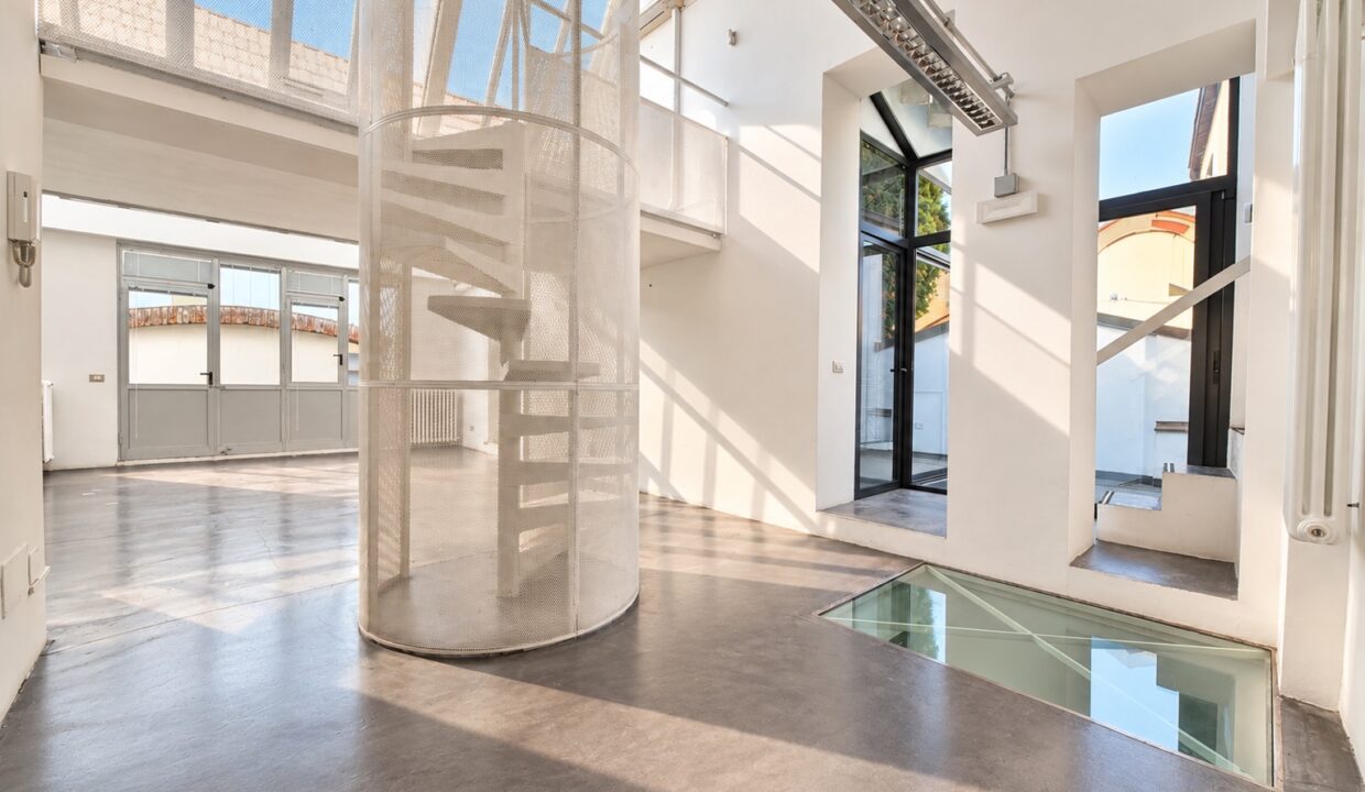 Loft luminoso con scala a spirale