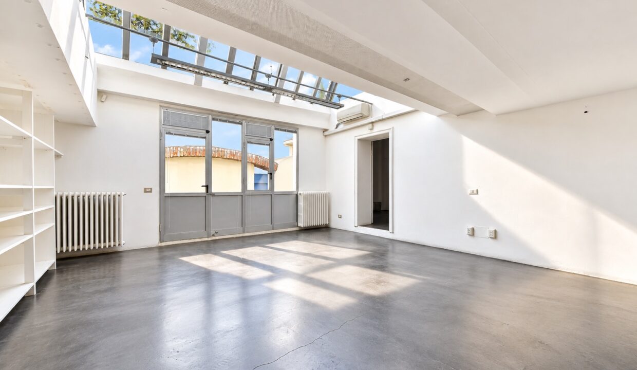 Loft moderno inondato di luce naturale