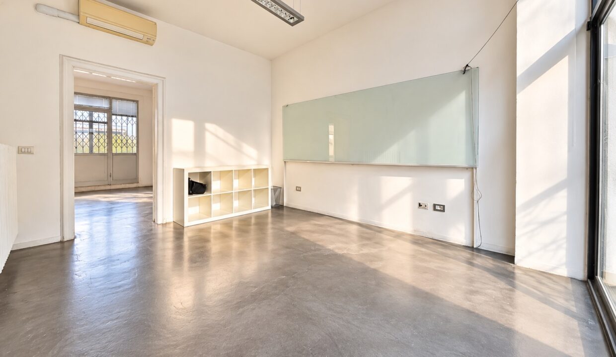 Ufficio minimalista in luce naturale