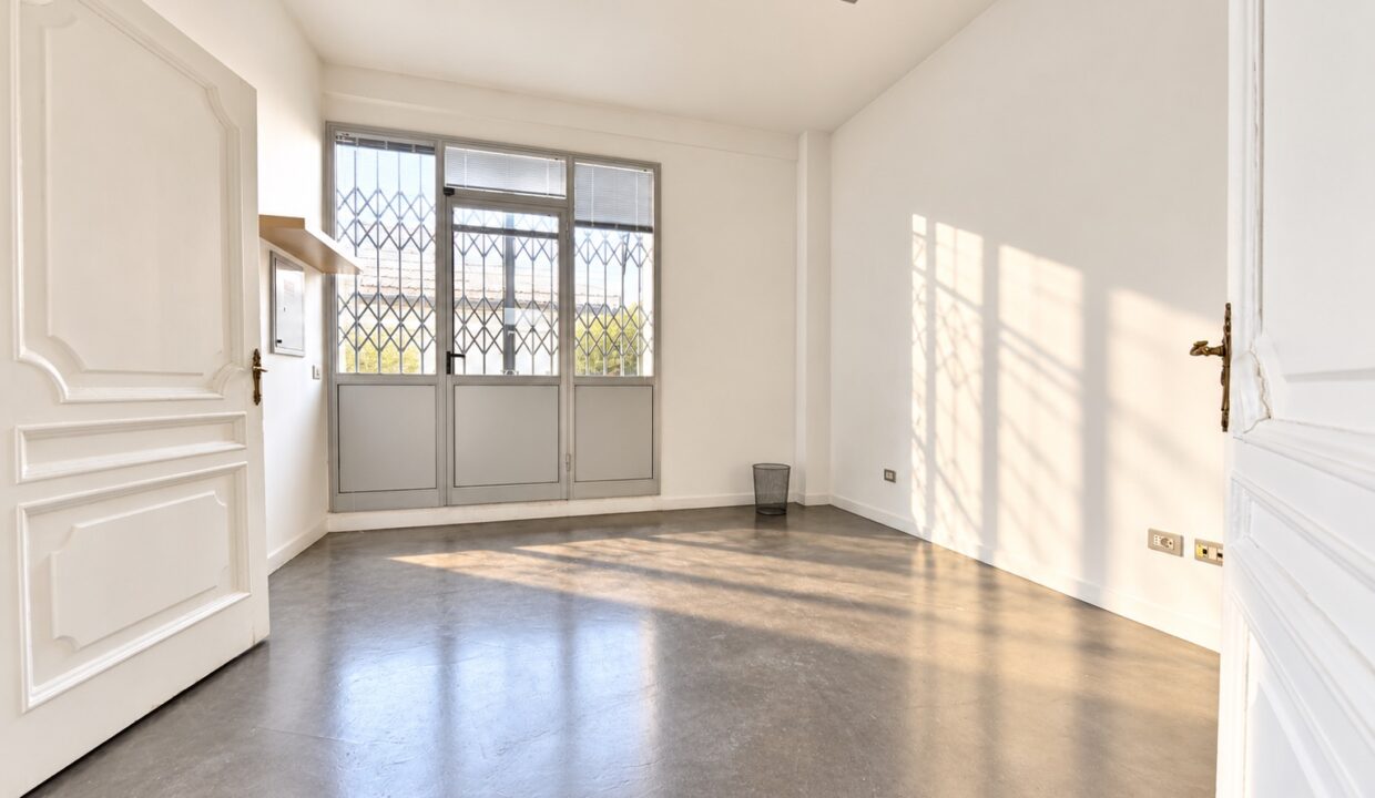 Ufficio moderno illuminato dal sole