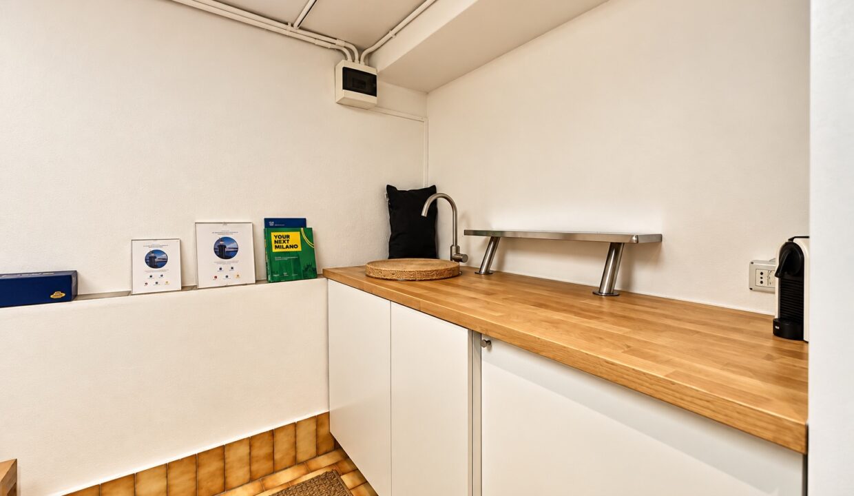 Angolo Cucina Minimalista in Toni Caldi