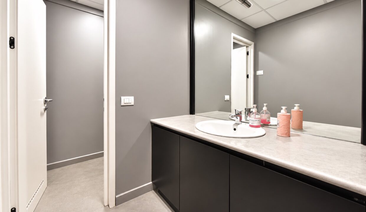 Bagno moderno con lavabo e specchio