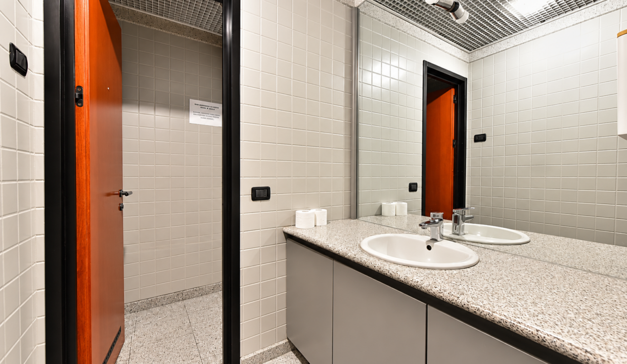 Bagno pubblico moderno e luminoso (1)