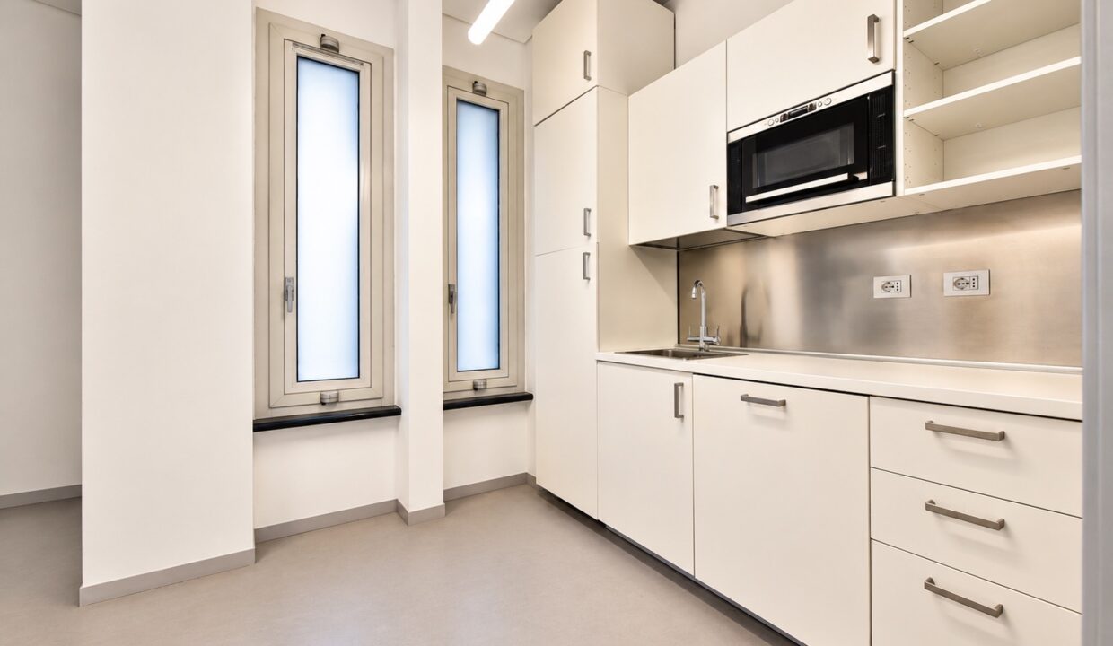 Cucina minimalista luminosa con finestre verticali