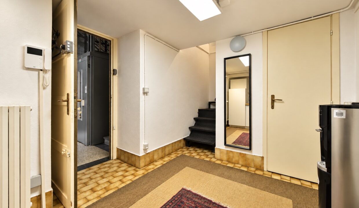 Ingresso moderno con scala e ascensore