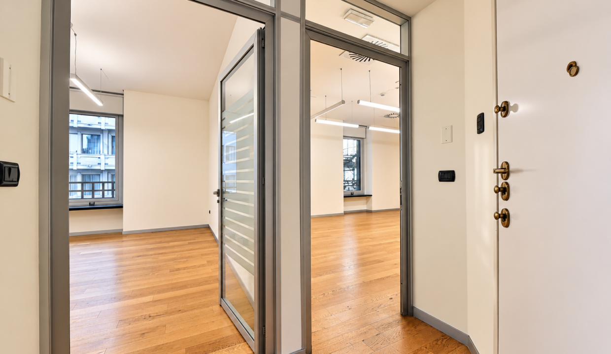 Ingresso moderno con stanze vetrate
