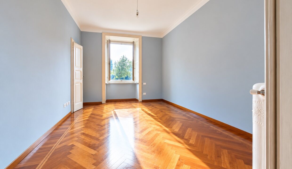 Interno elegante con finestra e parquet a spina di pesce
