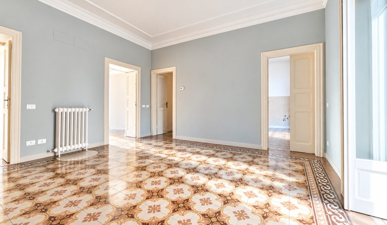 Interno elegante con pavimento decorato