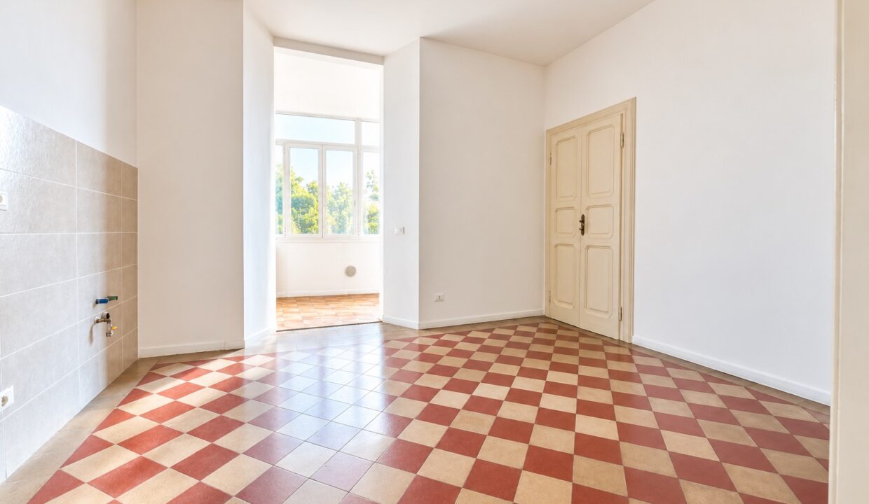 Interno luminoso con pavimento a scacchi