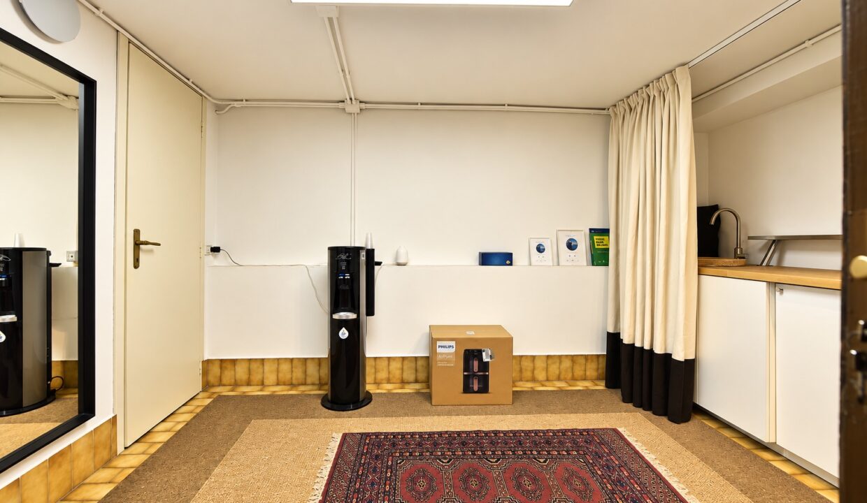 Interno moderno con dispenser e tappeti colorati