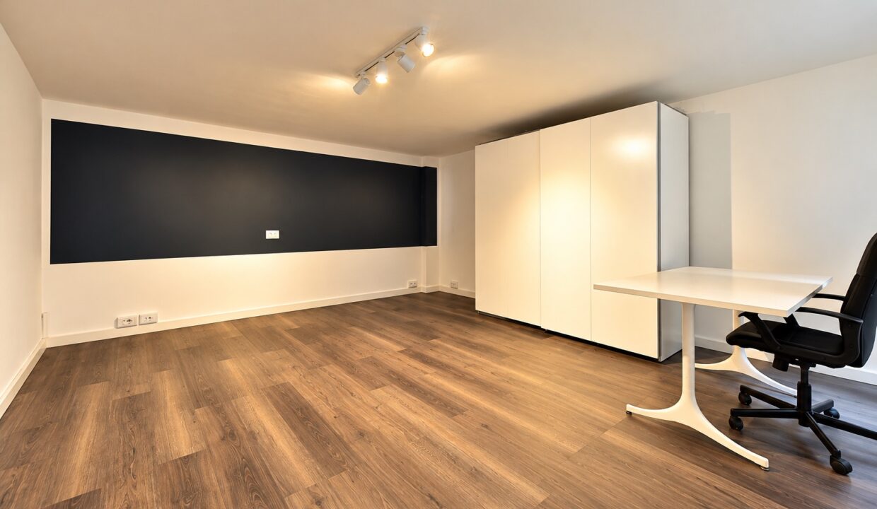 Interno moderno con parete scura e ufficio