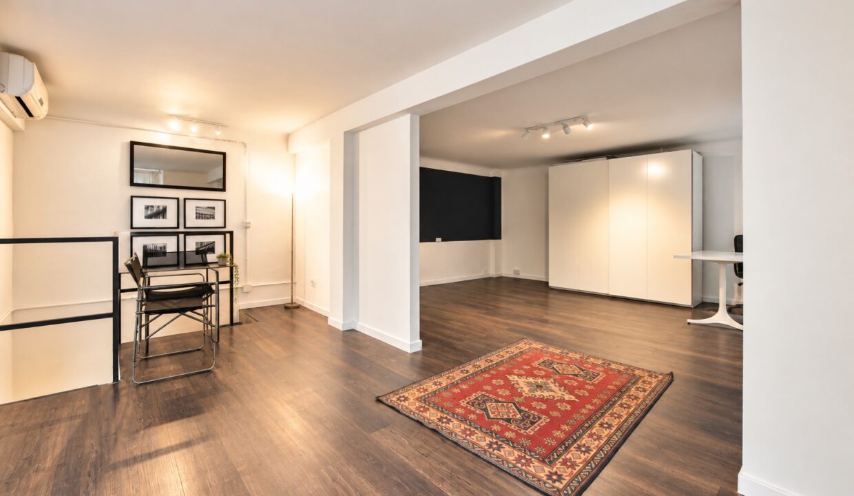 Interno moderno con tappeto persiano rosso (1)