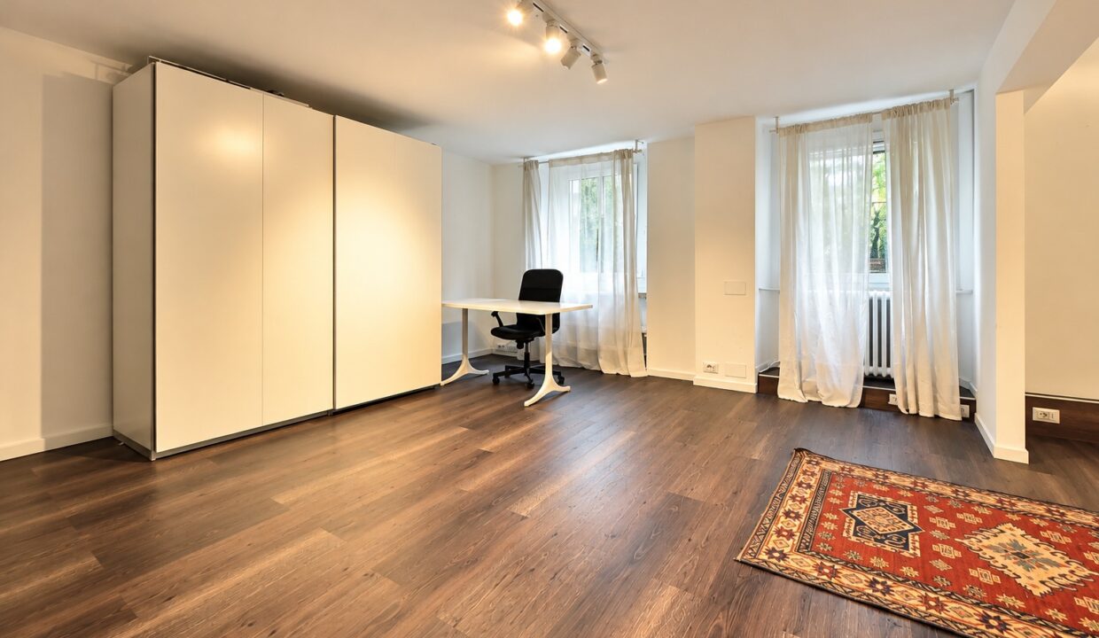Interno moderno con ufficio e tappeto persiano