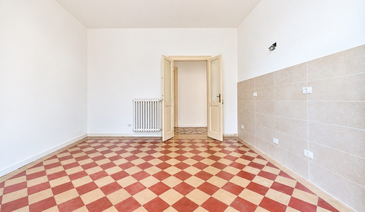 Interno vintage con pavimento a scacchi