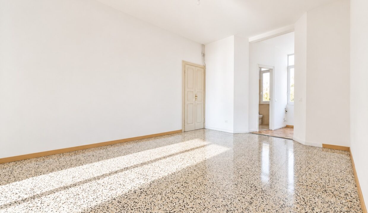 Interno vuoto in luce naturale