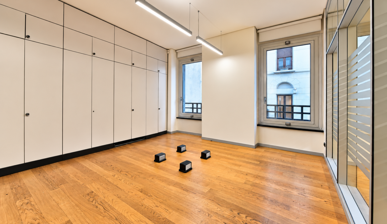 Ufficio moderno con vetrate e parquet