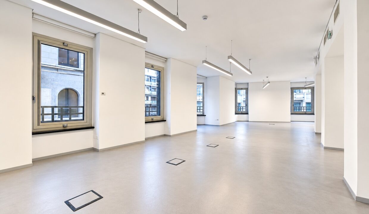 Ufficio moderno vuoto con finestre panoramiche