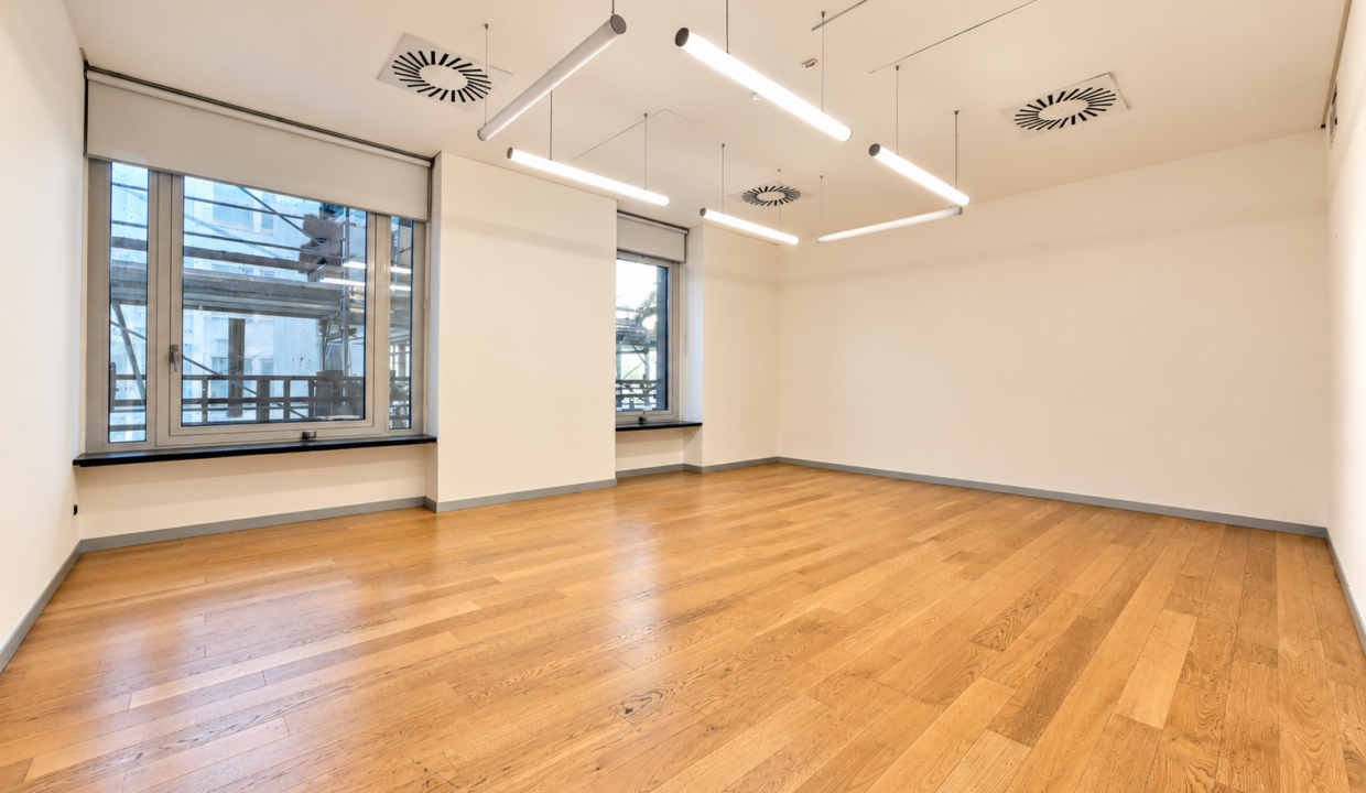Ufficio moderno vuoto con luci lineari