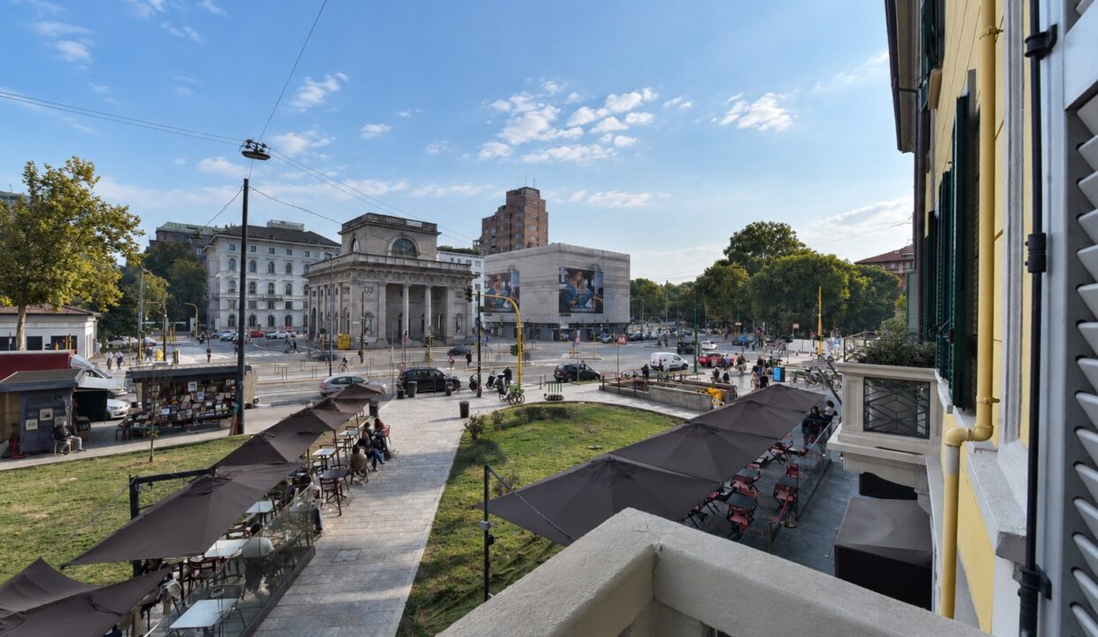 Vista urbana con caffè e palazzi storici
